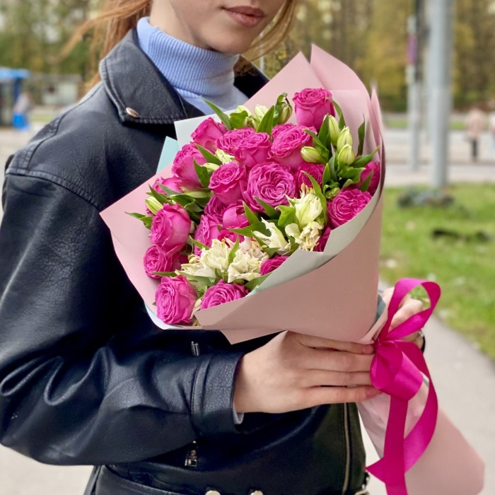 Пионовидные кустовые розы с альстромерией