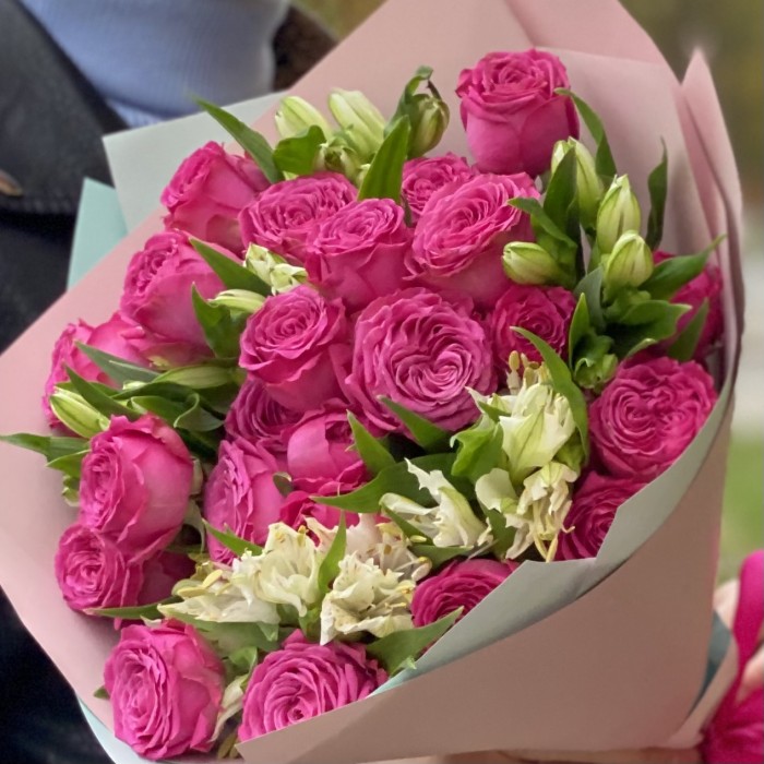 Пионовидные кустовые розы с альстромерией