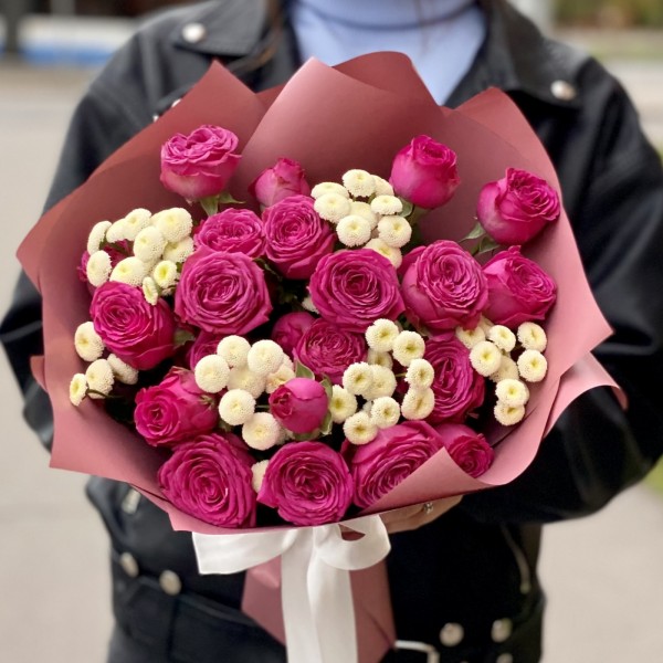 Пионовидные кустовые розы с танацетумом