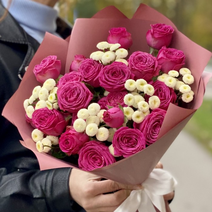 Пионовидные кустовые розы с танацетумом