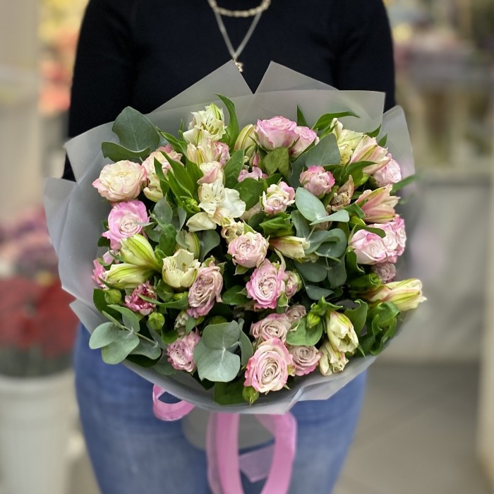 Кустовые розы Энджел Бомбастик с альстромерией и эвкалиптом