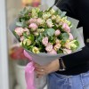 Кустовые розы Энджел Бомбастик с альстромерией и эвкалиптом