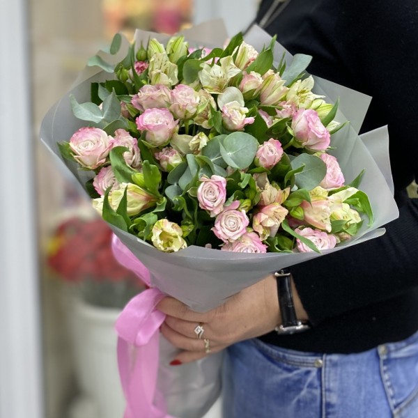 Кустовые розы Энджел Бомбастик с альстромерией и эвкалиптом