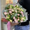 Кустовые розы Энджел Бомбастик с альстромерией и эвкалиптом