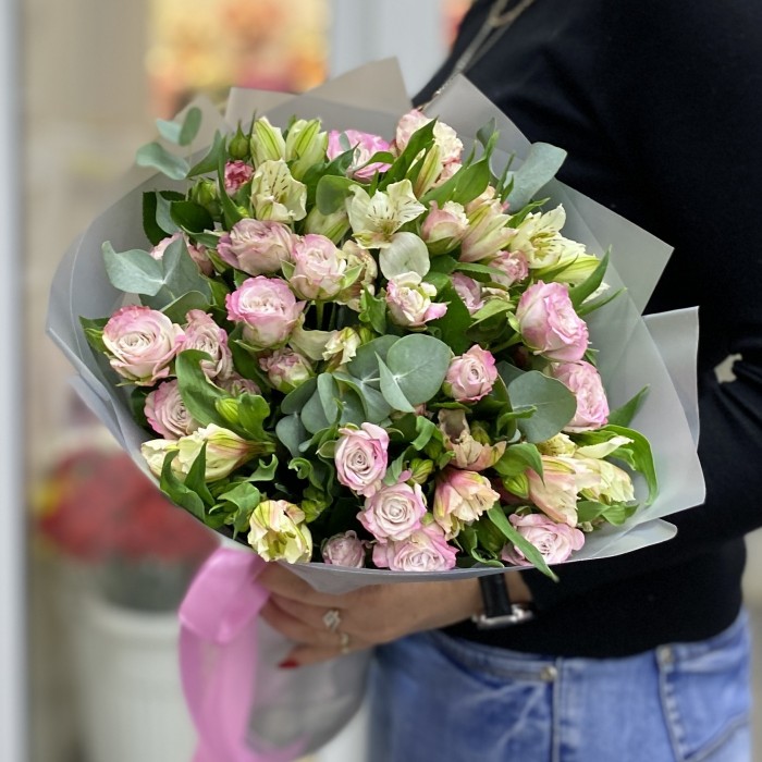 Кустовые розы Энджел Бомбастик с альстромерией и эвкалиптом