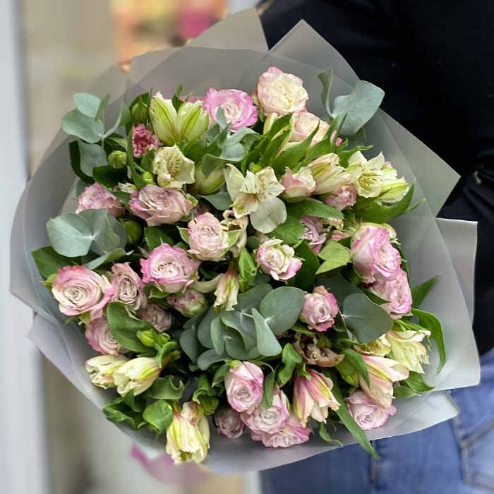 Кустовые розы Энджел Бомбастик с альстромерией и эвкалиптом