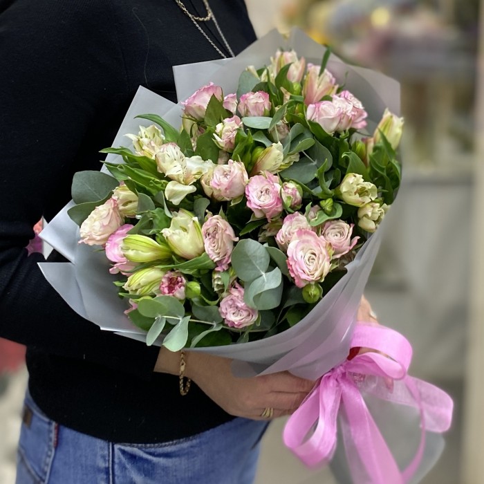 Кустовые розы Энджел Бомбастик с альстромерией и эвкалиптом