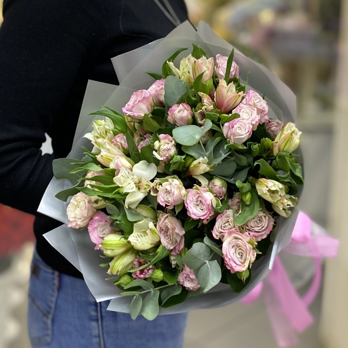 Кустовые розы Энджел Бомбастик с альстромерией и эвкалиптом