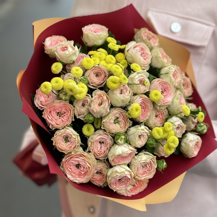 Пионовидная роза Файнест Кэтти и танацетум