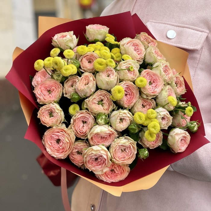 Пионовидная роза Файнест Кэтти и танацетум