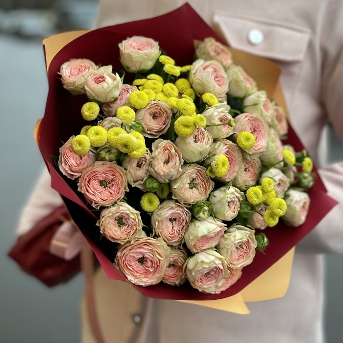 Пионовидная роза Файнест Кэтти и танацетум