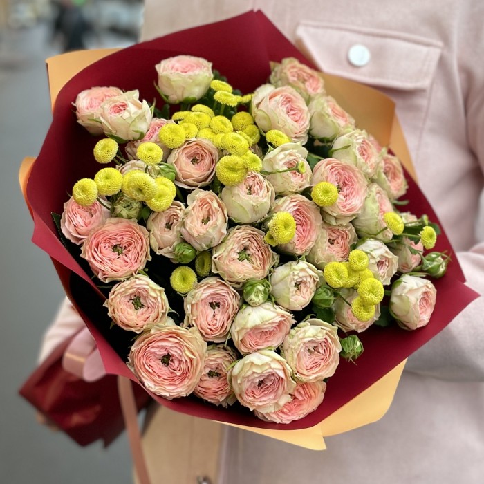 Пионовидная роза Файнест Кэтти и танацетум