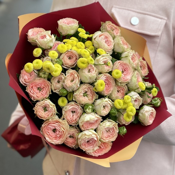 Пионовидная роза Файнест Кэтти и танацетум