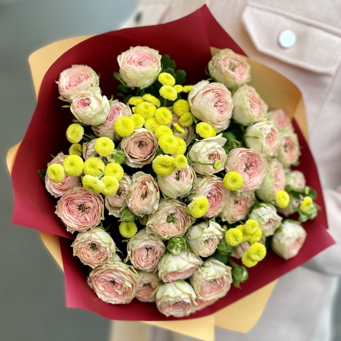 Пионовидная роза Файнест Кэтти и танацетум