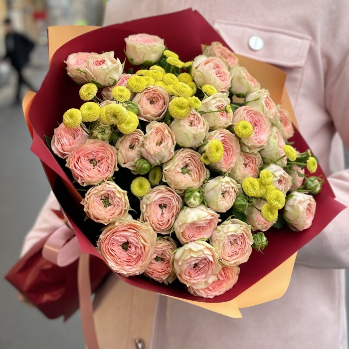 Пионовидная роза Файнест Кэтти и танацетум