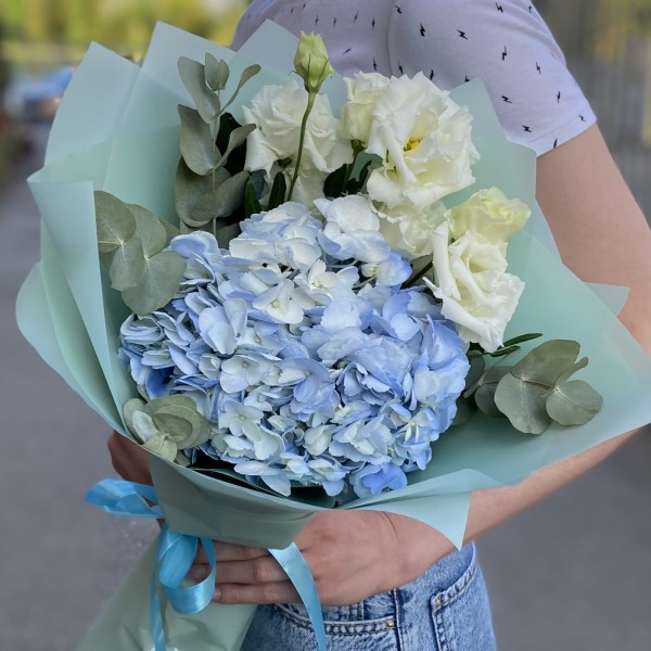 Голубая гортензия с белой эустомой