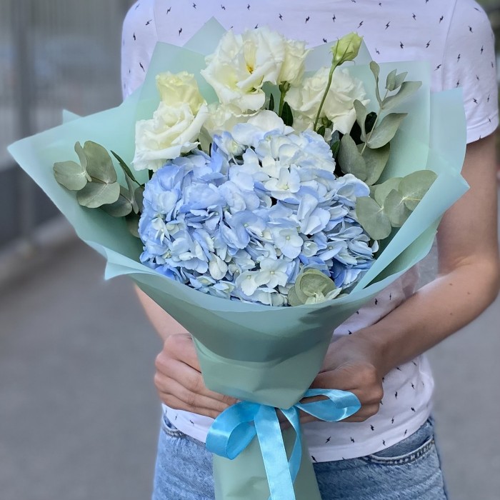 Голубая гортензия с белой эустомой