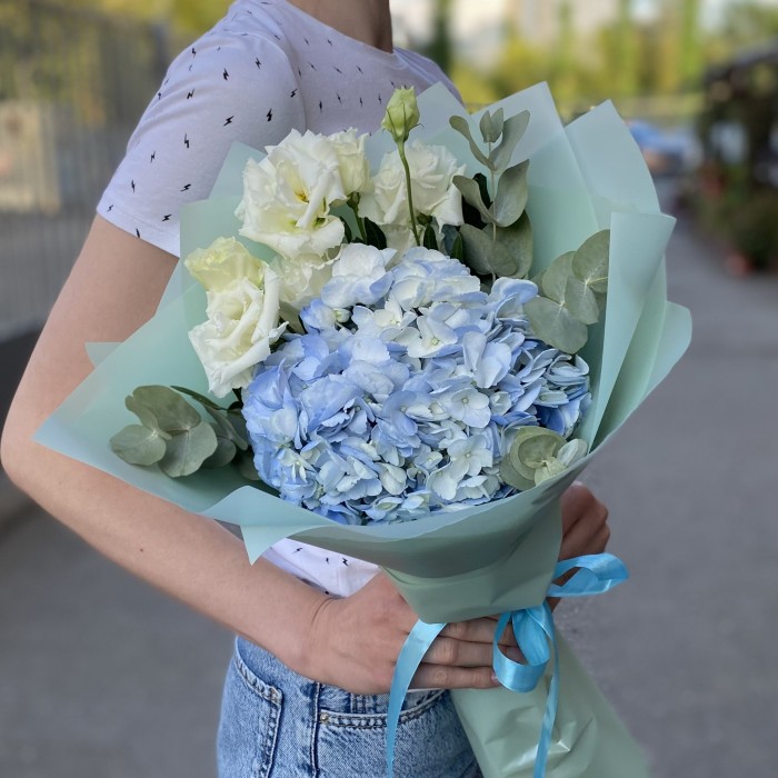 Голубая гортензия с белой эустомой