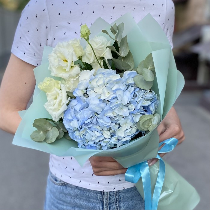 Голубая гортензия с белой эустомой