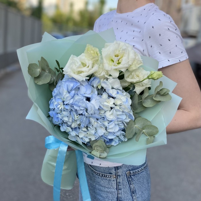 Голубая гортензия с белой эустомой