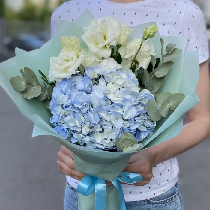 Голубая гортензия с белой эустомой