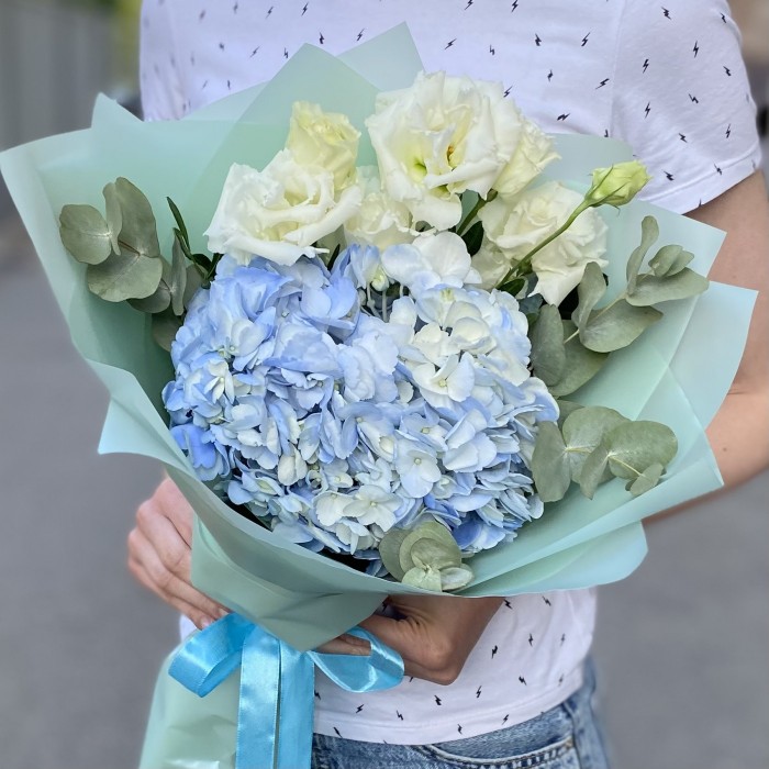 Голубая гортензия с белой эустомой