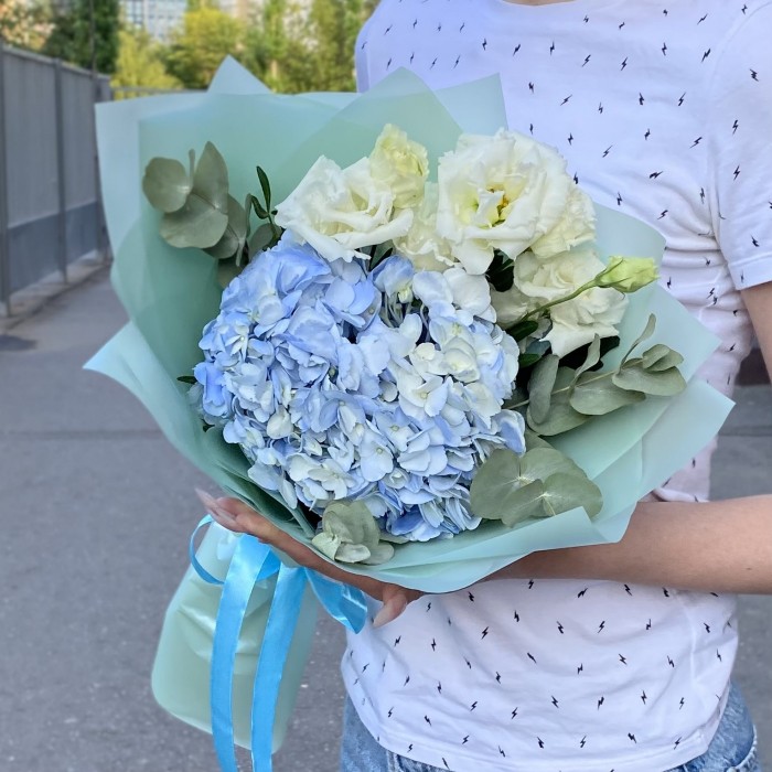 Голубая гортензия с белой эустомой