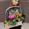 Композиция с цикламеном и спатифиллумом в металлическом кашпо
