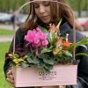 Композиция с цикламеном и спатифиллумом в металлическом кашпо