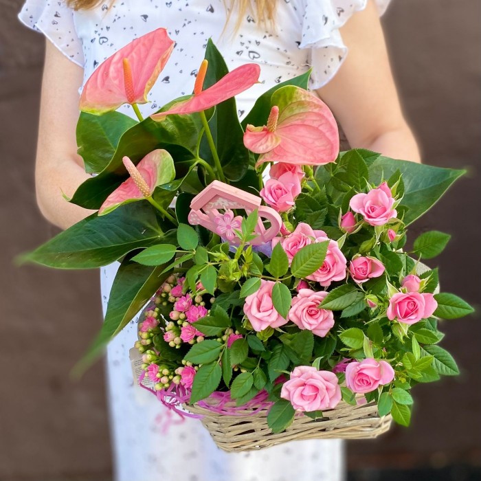 Композиция с розовым антуриумом