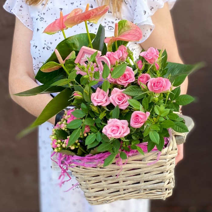 Композиция с розовым антуриумом