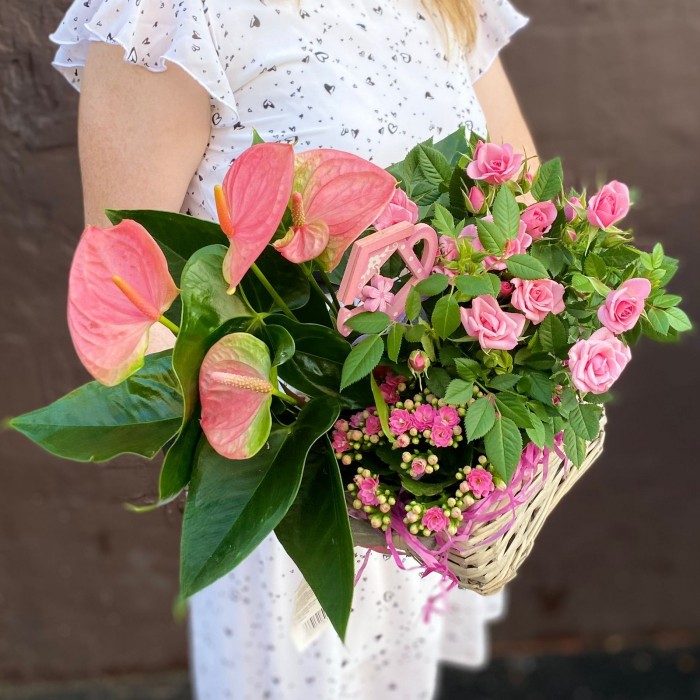 Композиция с розовым антуриумом