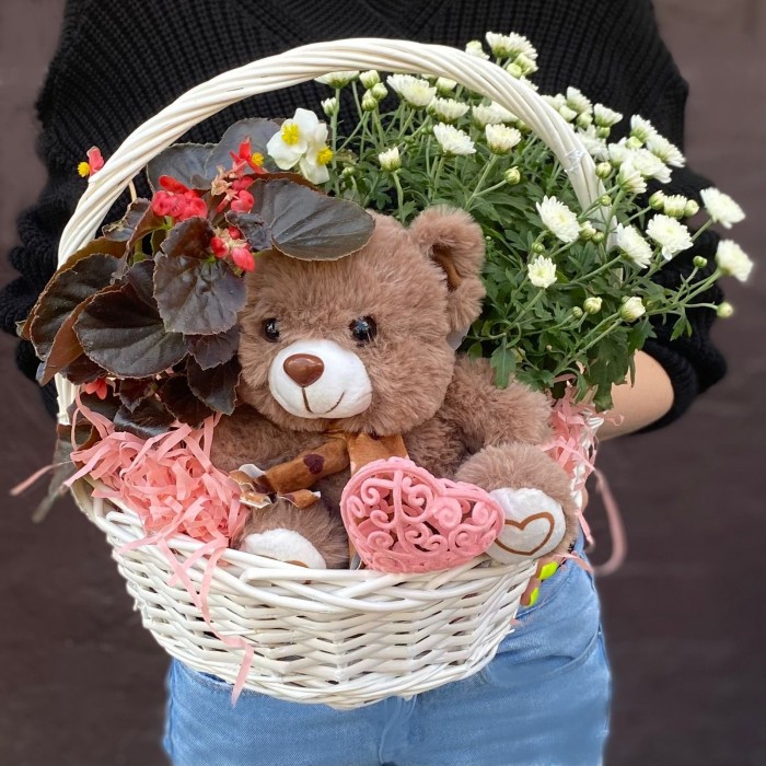 Композиция с хризантемой и мишкой в корзине