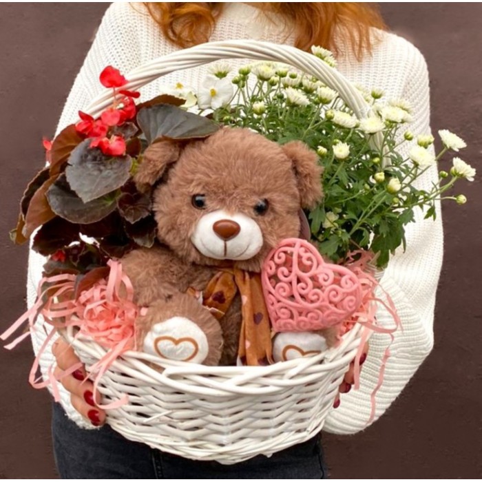 Композиция с хризантемой и мишкой в корзине