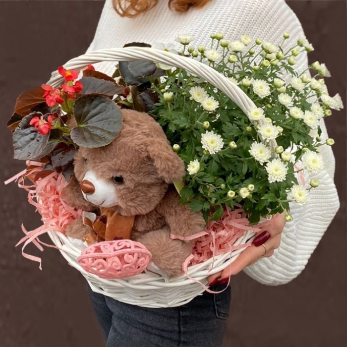 Композиция с хризантемой и мишкой в корзине