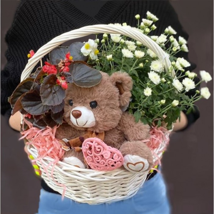 Композиция с хризантемой и мишкой в корзине