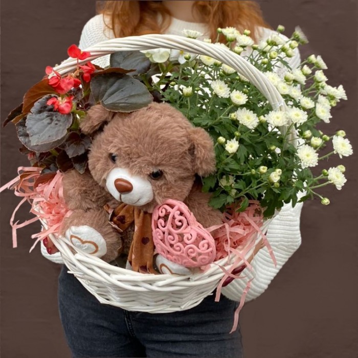 Композиция с хризантемой и мишкой в корзине