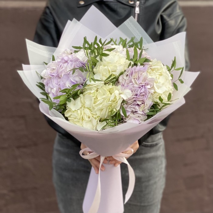 Букет из 7 белых и сиреневых гортензий