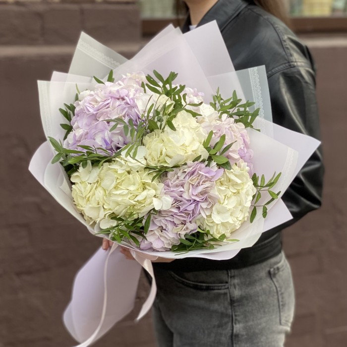 Букет из 7 белых и сиреневых гортензий