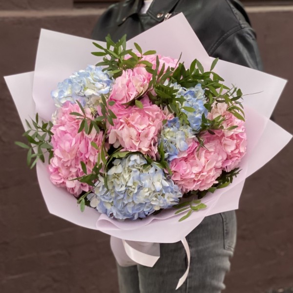 Букет из 7 розовых и голубых гортензий