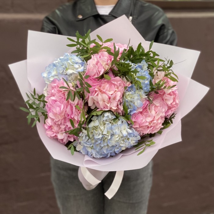 Букет из 7 розовых и голубых гортензий