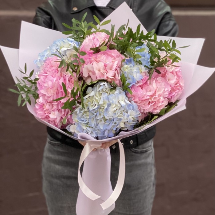Букет из 7 розовых и голубых гортензий