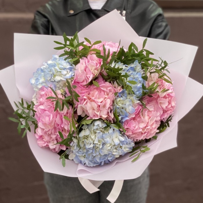 Букет из 7 розовых и голубых гортензий