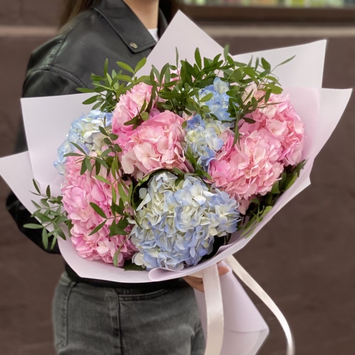 Букет из 7 розовых и голубых гортензий