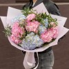 Букет из 7 розовых и голубых гортензий