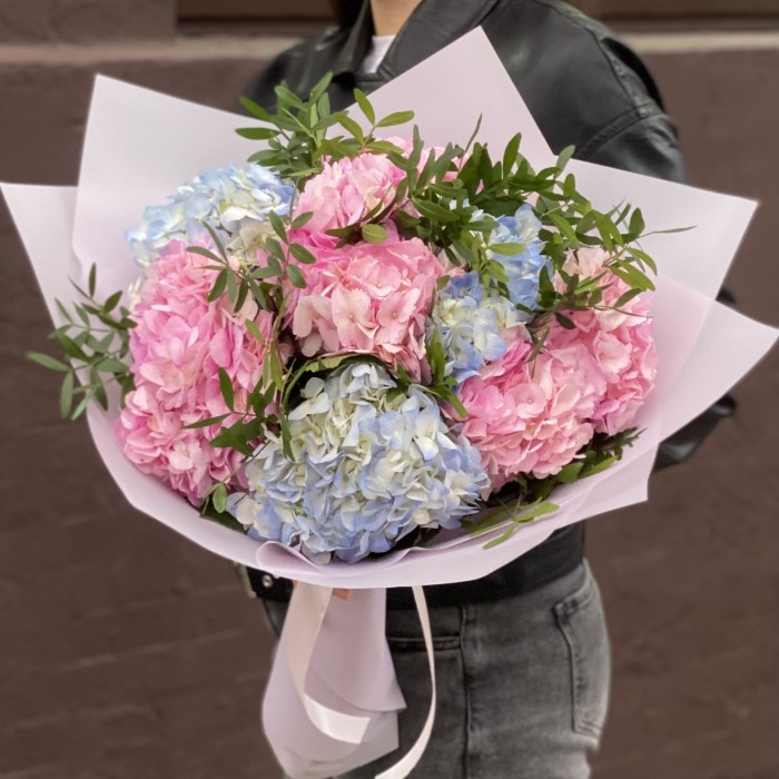 Букет из 7 розовых и голубых гортензий