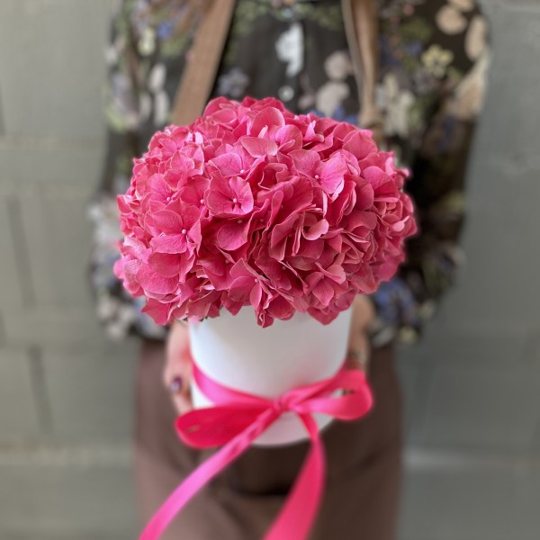 Розовая гортензия в шляпной коробке