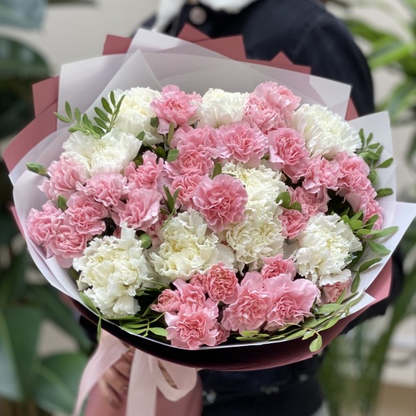 Нежный букет из одноголовых и кустовых гвоздик