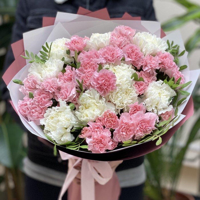 Нежный букет из одноголовых и кустовых гвоздик