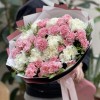 Нежный букет из одноголовых и кустовых гвоздик